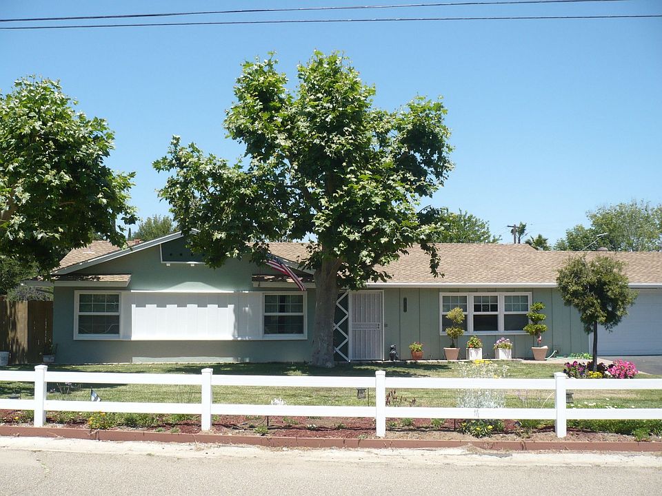 Front with vinyl fencing
