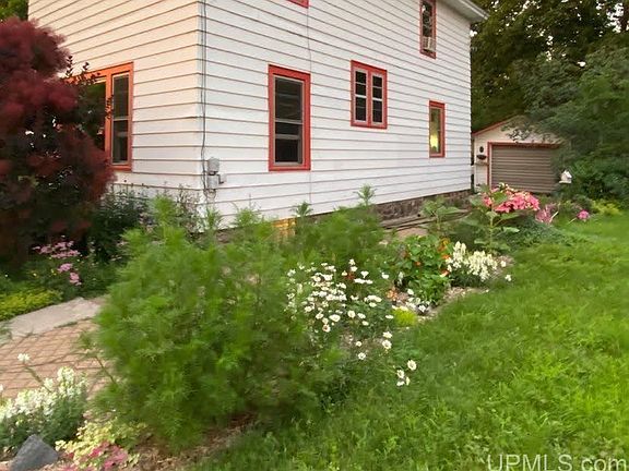 3rd image of 410 Spruce St