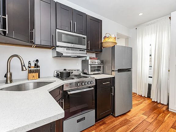 5th image of 102 Christopher St #6H
