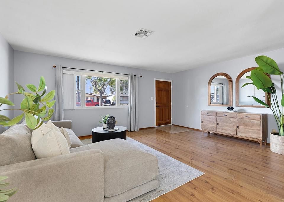 1st image of 122 E Palomar St
