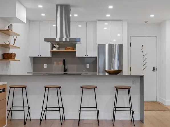 607 E 8th Ave #203, Vancouver, BC V5T 1T2