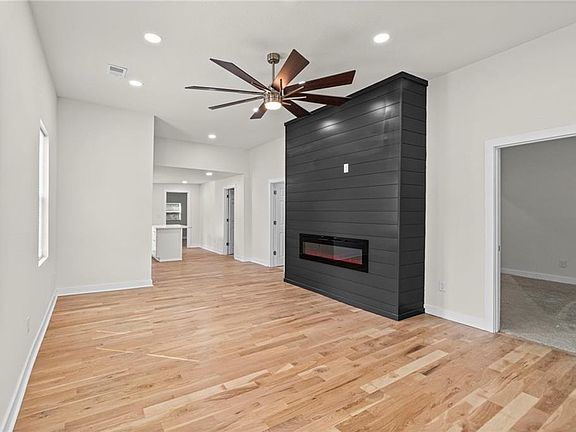 5th image of 175 W 3rd St