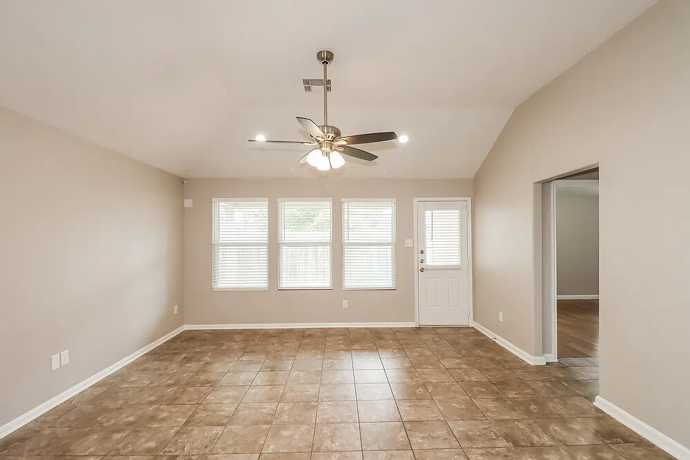3 bed, 2.0 bath, 1841 sqft, $1,895 — Photo 4