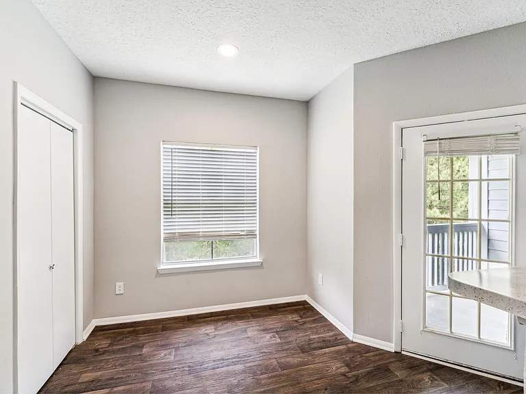 Waterford Creek Apartments — Photo 7
