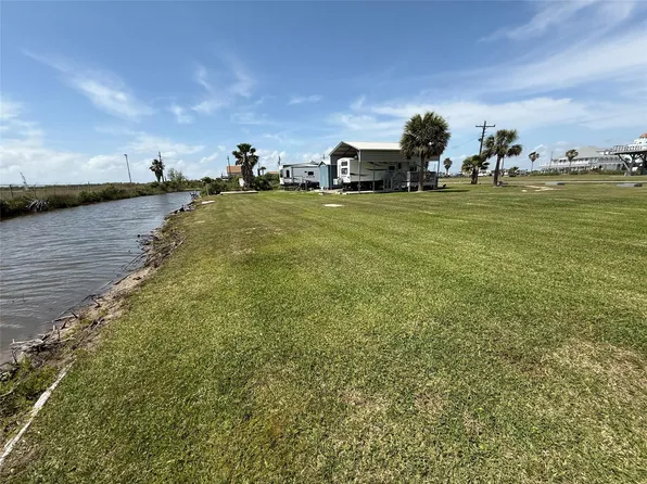 1283 N Monkhouse Dr, Crystal Beach, TX 77650