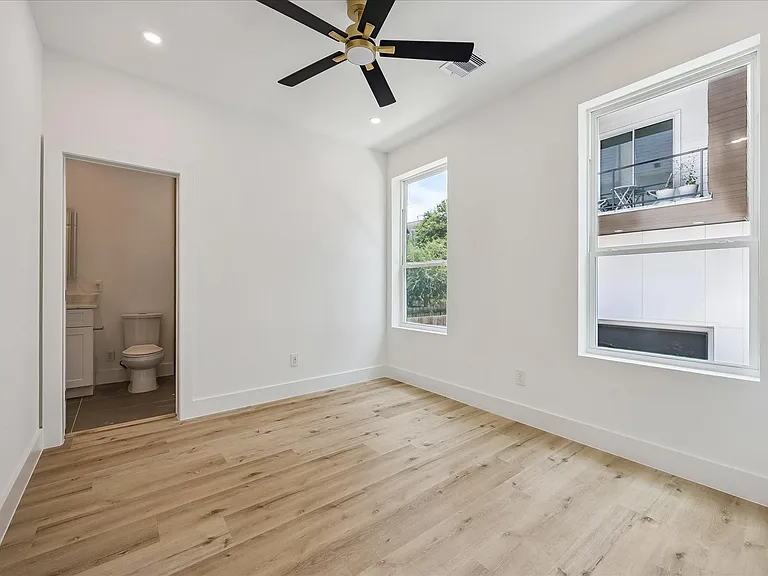 1034 W 17th St #B — Photo 13