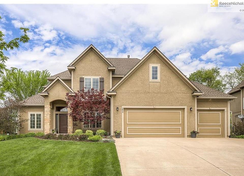 BEAUTIFUL CURB APPEAL WITH PROFESSIONALLY INSTALLED HARDSCAPE/LANDSCAPE AND SPRINKLERS!
