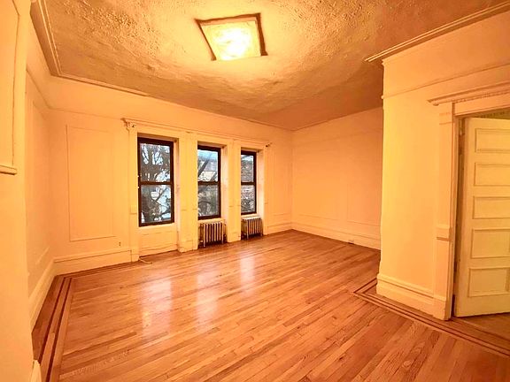 3rd image of 404 Park Pl #2