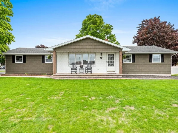 213 Center Dr, Luxemburg, WI 54217
