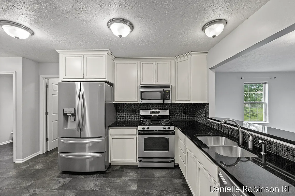3 bed, 2.5 bath, 2215 sqft, $2,475 — Photo 3