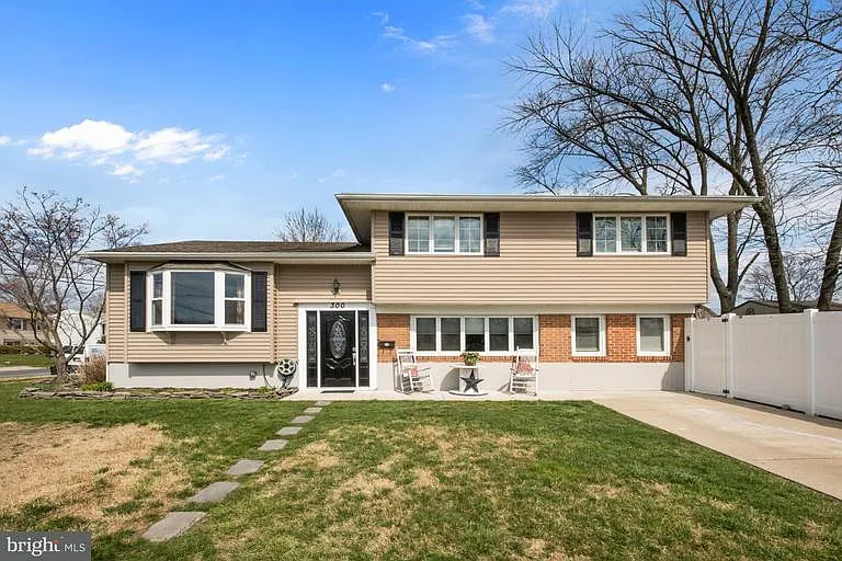 300 Grand Ave photo 1
