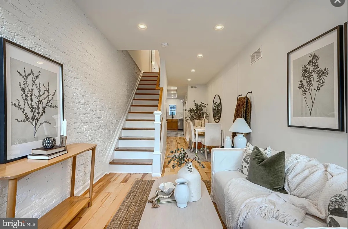 Building Photo - 821 S Curley St