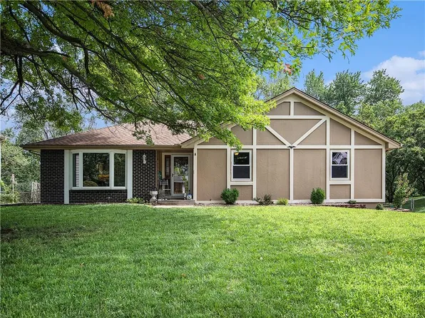 5531 NW Raintree Dr, Parkville, MO 64152