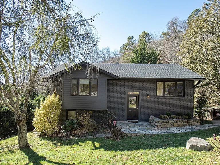 11 Wake Robin Way — Photo 1
