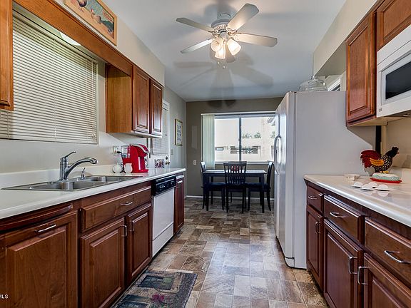 4th image of 10918 W Camelot Cir