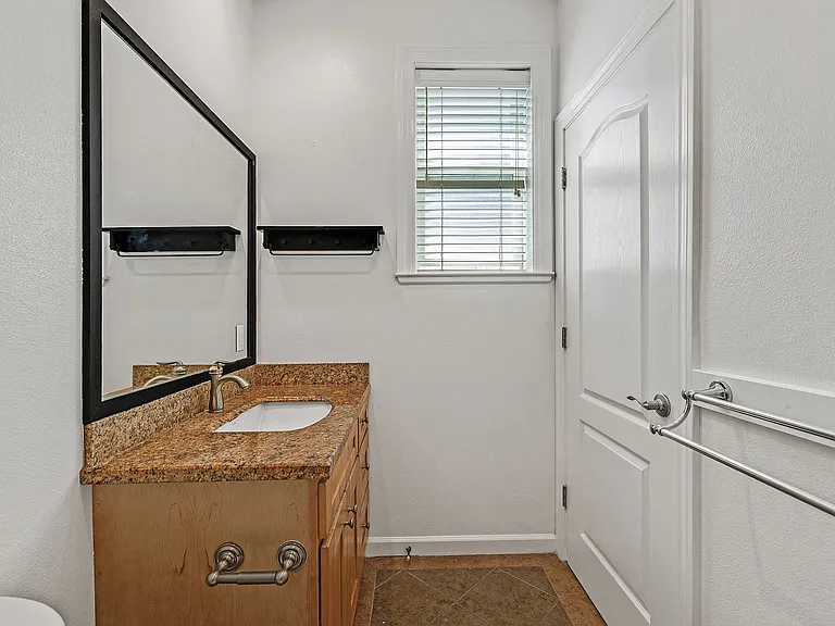 1083 Hyde St — Photo 24