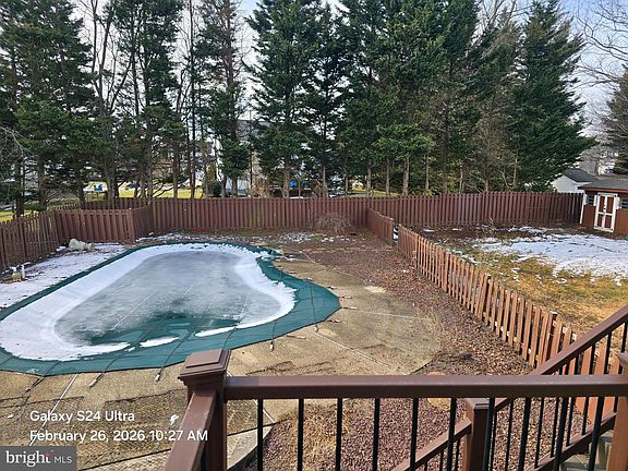 5th image of 516 Beards Hill Rd