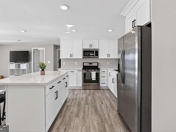 3rd image of 2535 Lakewood Ave SW