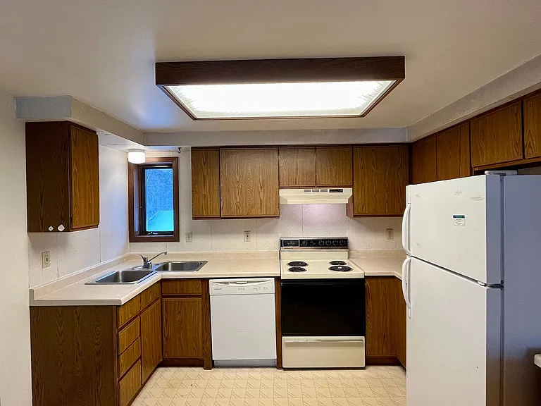 180 W Hill Rd — Photo 17