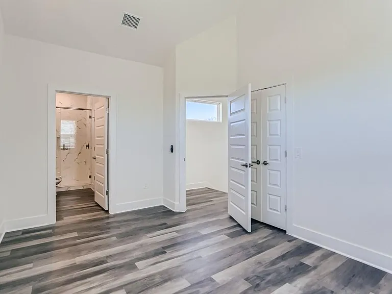 Master suite 2 w/ on-suite bathroom