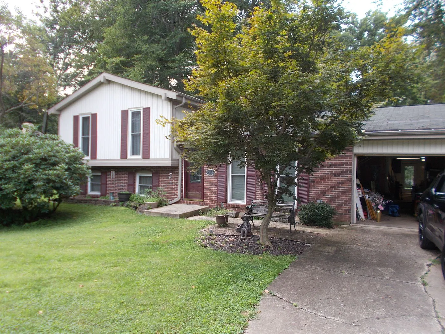 Spacious Oak Park Split-Level with Workshop & 2-Car Garage! — Photo 2
