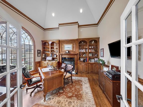 5th image of 9001 Grey Pointe Dr