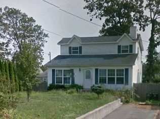 88 Rugby Dr, Shirley, NY 11967