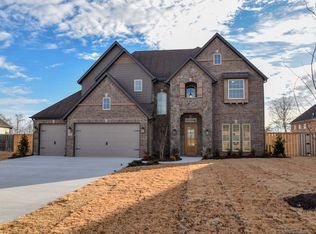 6101 S 26th St, Rogers, AR 72758