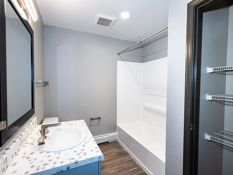 Caesar Square Apartments — Photo 12