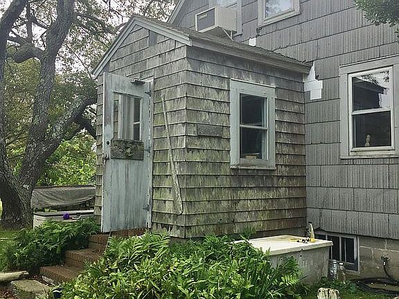 3rd image of 2 S Lake Dr