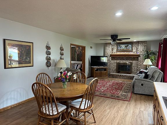 3rd image of 831 Woodview Dr