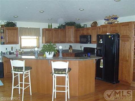 Kitchen with breakfast bar