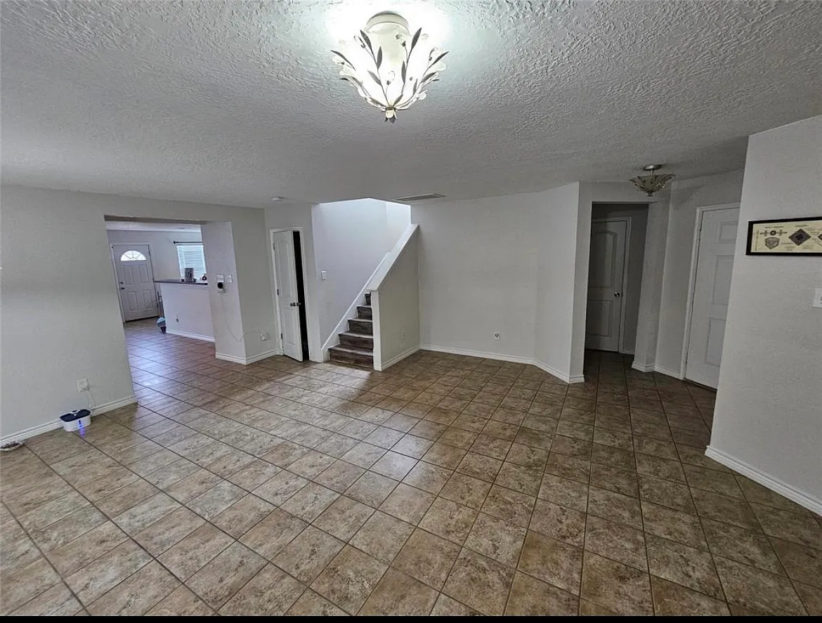 3 bed, 2.5 bath, 2368 sqft, $2,250 — Photo 3