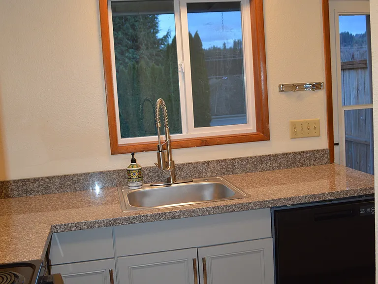 665 SW Tichenor St #1 — Photo 5