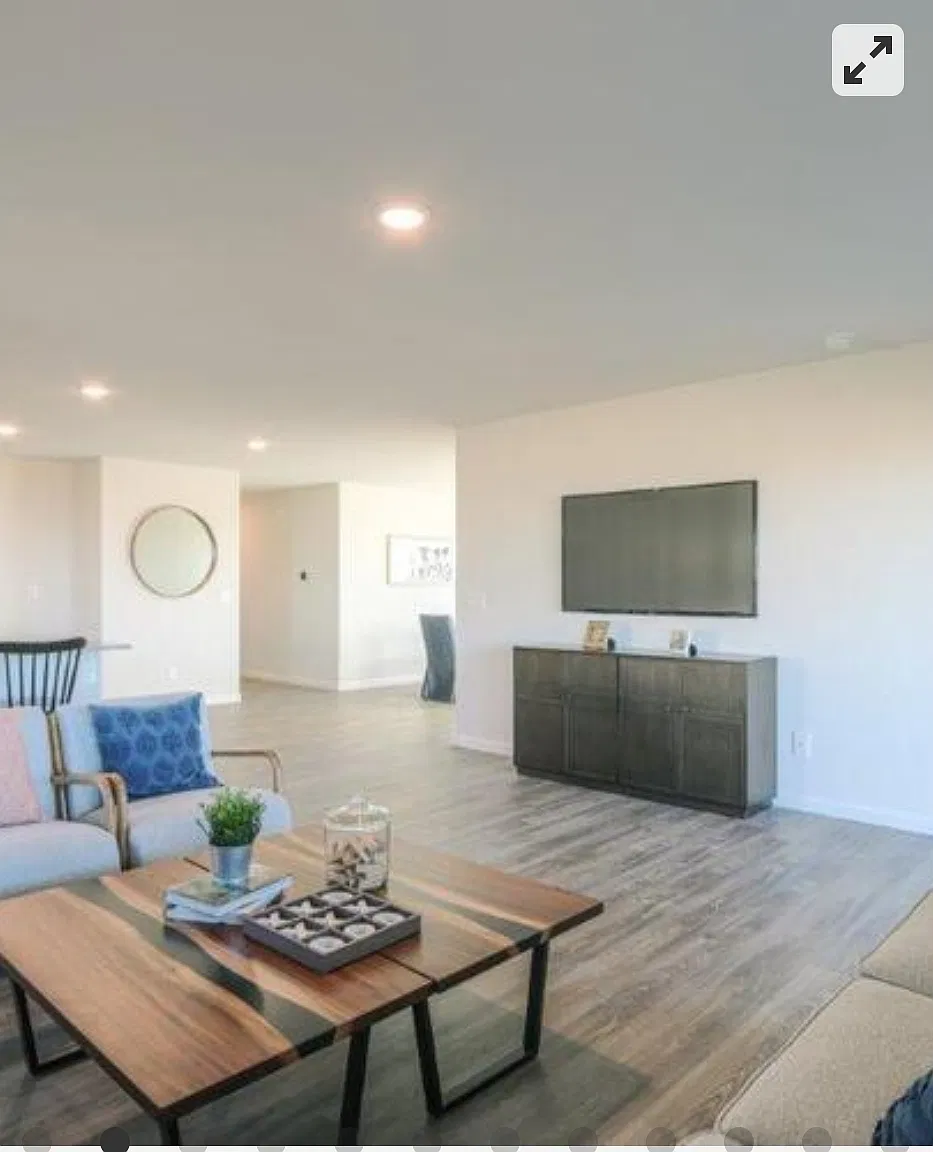 4 bed, 1915 sqft, $1,899 — Photo 2
