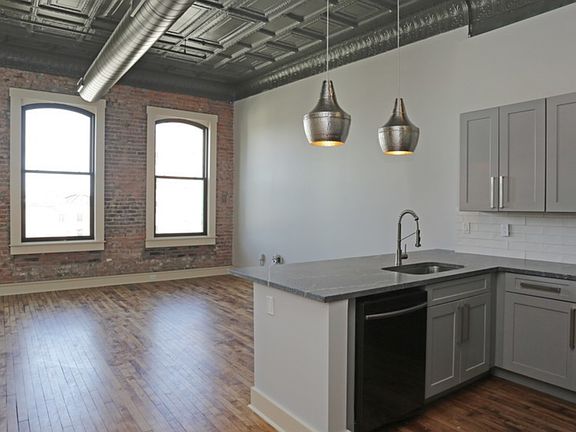5th image of 321 S Salina St APT 402