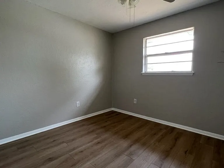 130 NE Fullerton St — Photo 10