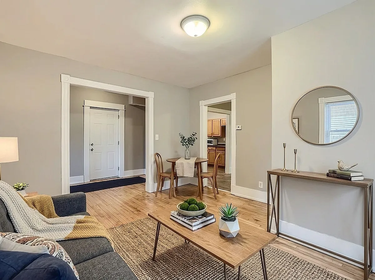 3 bed, 1000 sqft, $1,698 — Photo 2