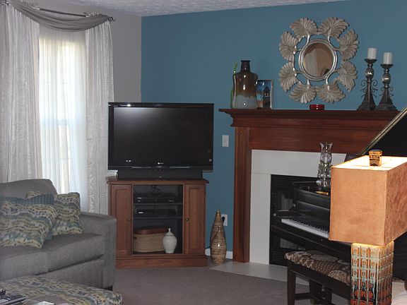 3rd image of 637 Hillcrest Dr