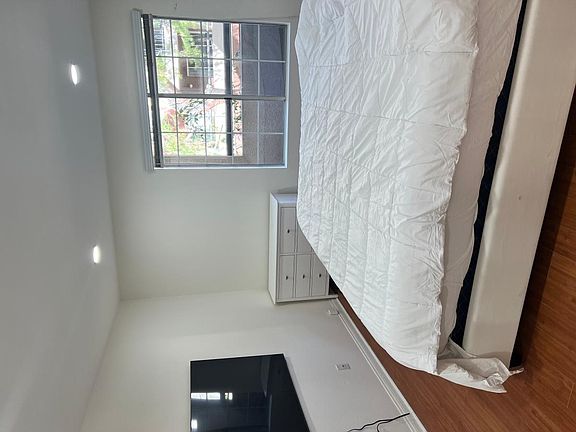 3rd image of 5520 Owensmouth Ave APT 107