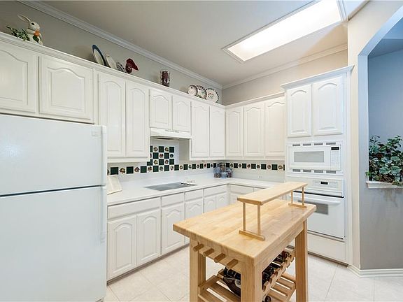 4th image of 1040 Stanford Ln