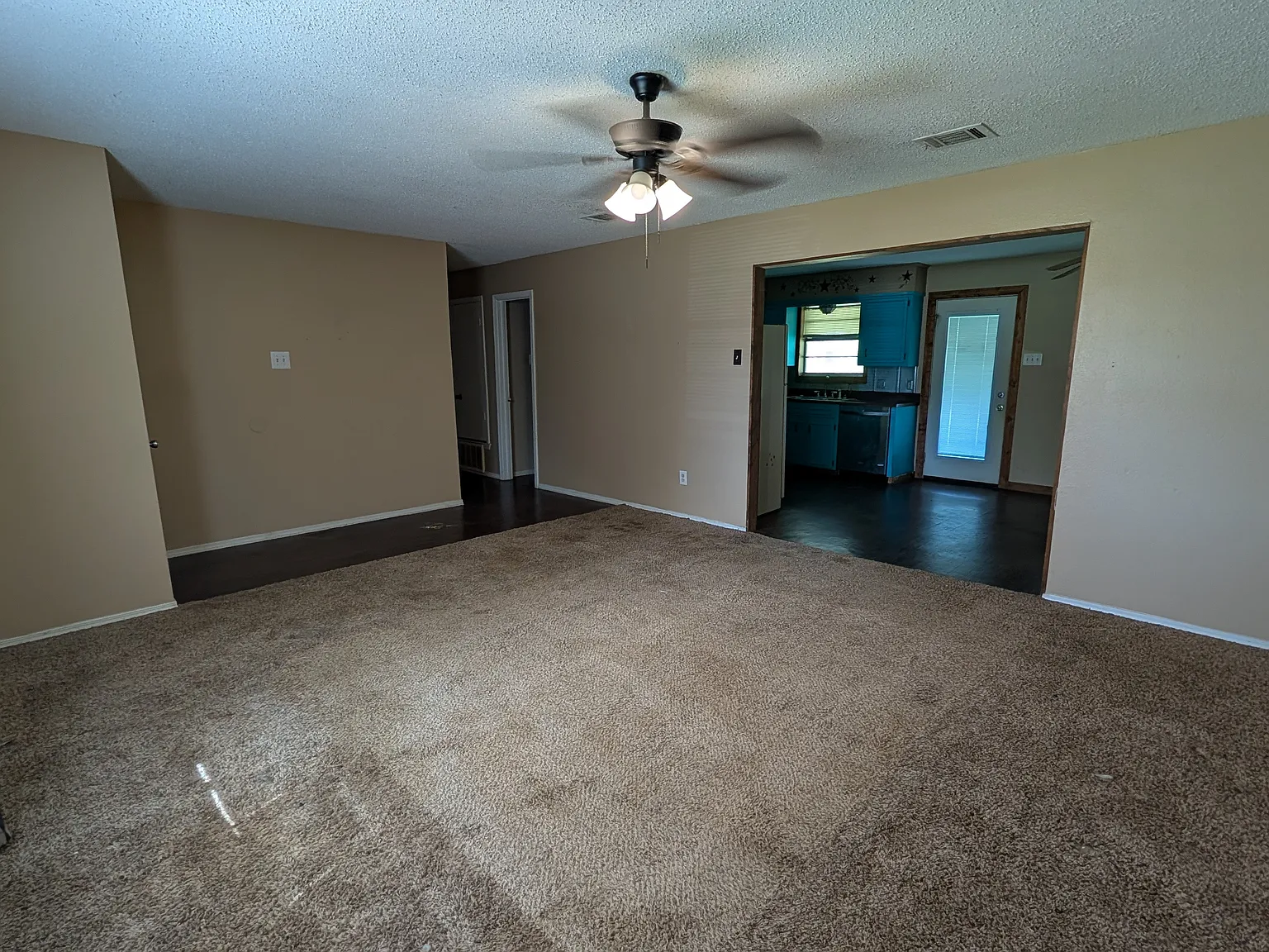 3 bed, 1250 sqft, $1,600 — Photo 3