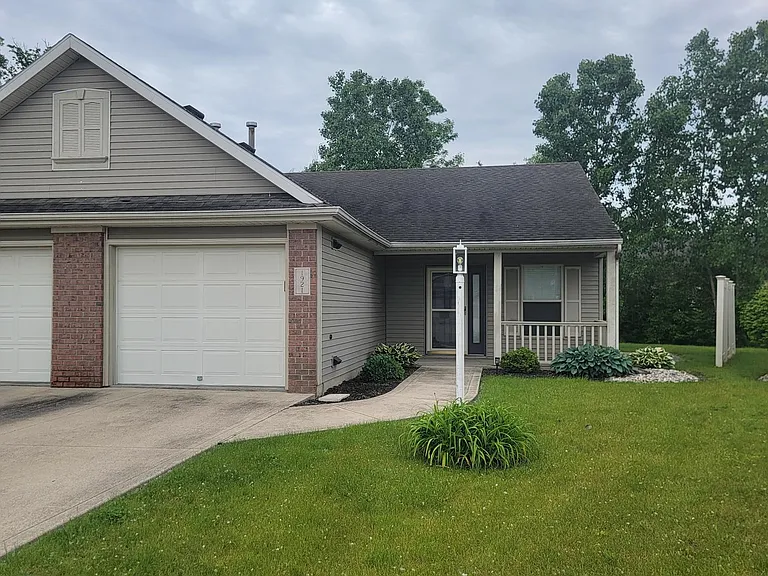 1921 Beechmont Dr — Photo 1