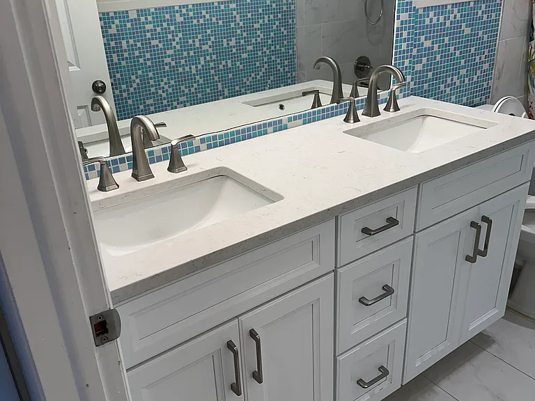 Upstairs hall bathroom (has bathtub)