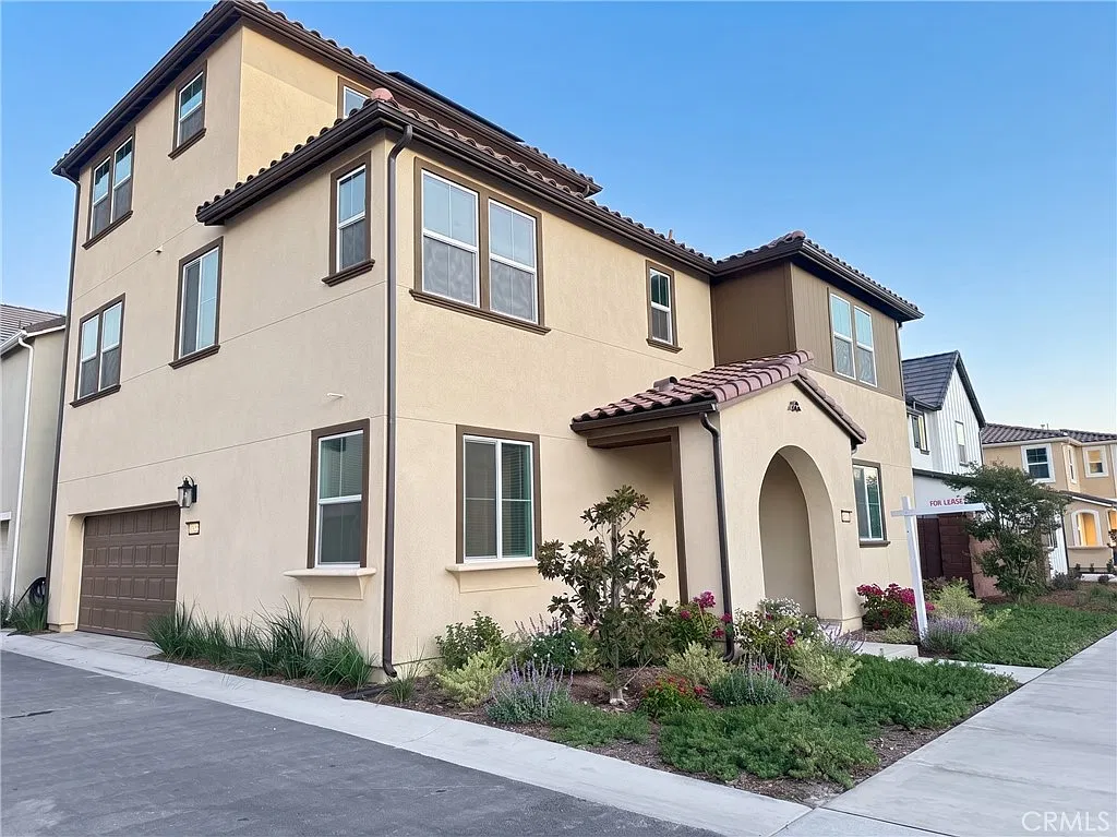 5 bed, 2360 sqft, $4,500 — Photo 3