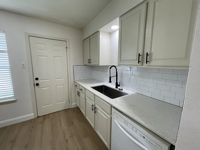 204 Hosack St — Photo 4