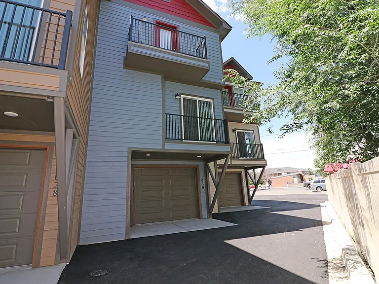 1030 Belford Ave — Photo 4