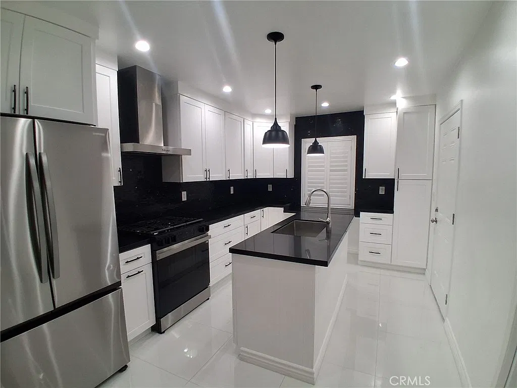 2 bed, 1300 sqft, $2,895 — Photo 2