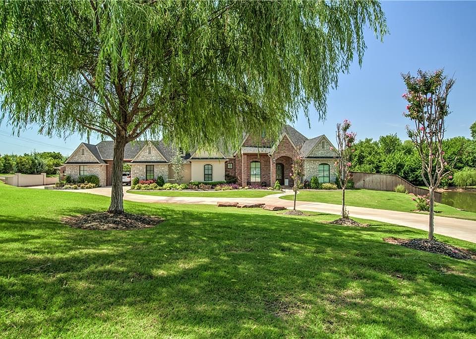 1st image of 2308 Oakcrest Dr