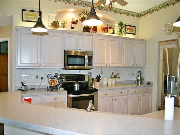 4th image of 214 SW Whitewood Dr